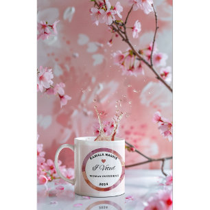 Kamala Harris Tasse. Weiße und hellrosa Farben. Kaffeetasse