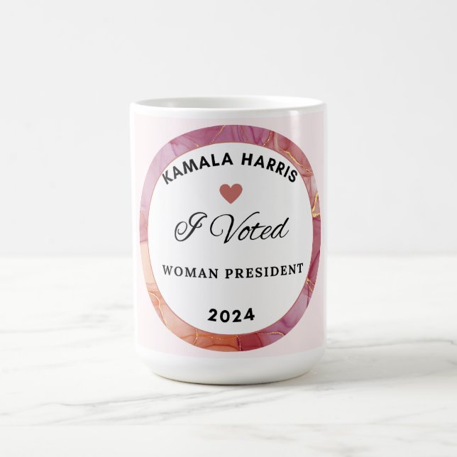 Kamala Harris Tasse. Weiße und hellrosa Farben. Kaffeetasse (Mittel)