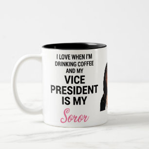 Kamala Harris VP Alpha Kappa Alpha Zweifarbige Tasse