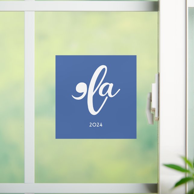 Kamala sagt ihren Namen 2024 Fensteraufkleber (Kamala Say Her Name 2024 Window Cling on a House Window)