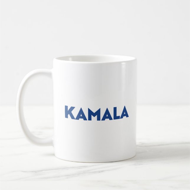 Kamala, weiß und blau, moderne, mutige Typografie Kaffeetasse (Links)
