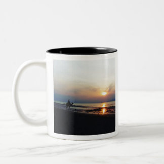 Kamel am Strand bei Sunset Zweifarbige Tasse