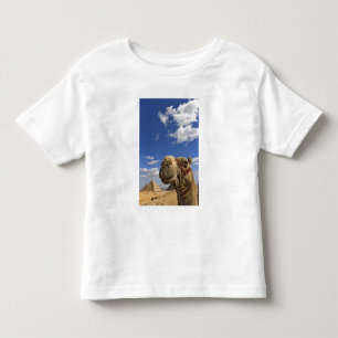 Kamel vor den Pyramiden von Giza, Ägypten, Kleinkind T-shirt