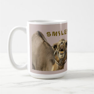 KAMELGESICHT MIT ZÄHNEN & GROSSEM LÄCHELN SCHAUT D KAFFEETASSE