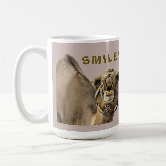 KAMELGESICHT MIT ZÄHNEN & GROSSEM LÄCHELN SCHAUT D KAFFEETASSE (Links)