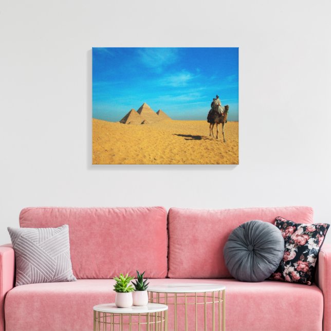 Kamelritt durch die Pyramiden - Wüstenlandschaft Leinwanddruck (Insitu (Wohnzimmer))