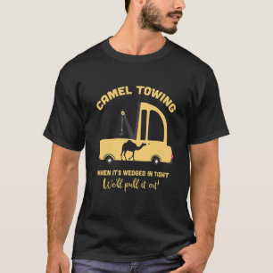 Kamelschleppen, wenn es in zwielichtigem erwachsen T-Shirt