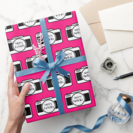 Kamera mit Geburtstagstext auf rosa Geschenkpapier
