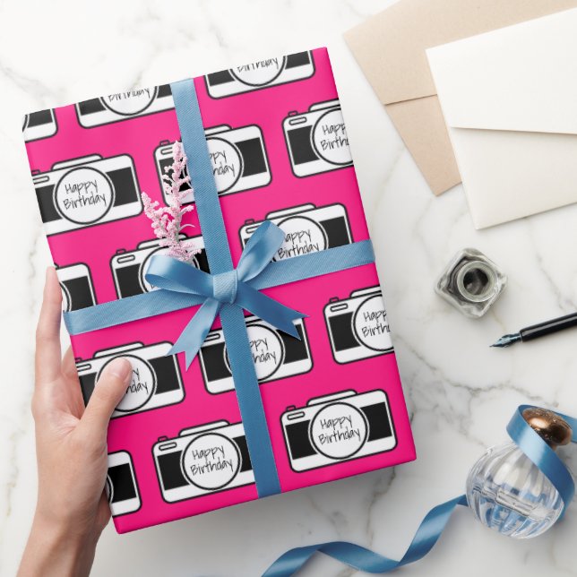 Kamera mit Geburtstagstext auf rosa Geschenkpapier (Schenken)