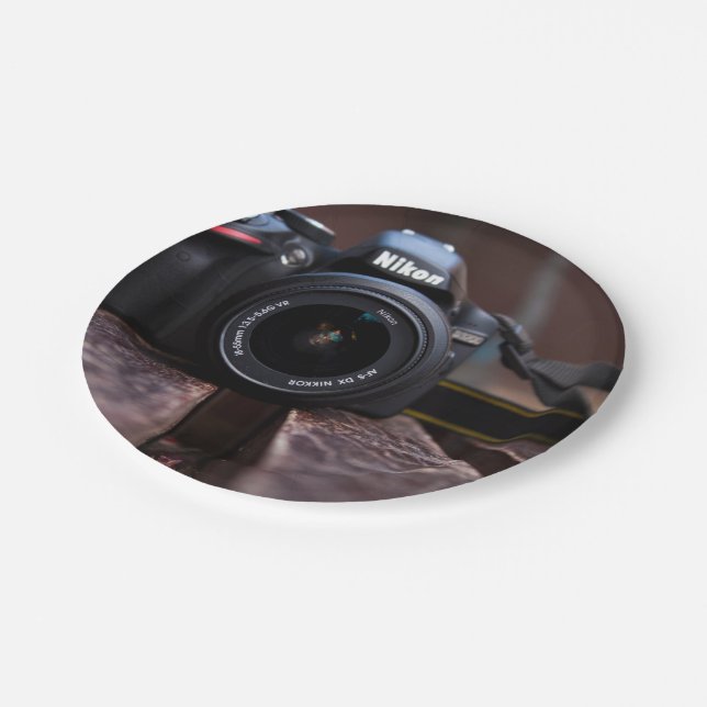 Kamera Themed, ein Bild einer Kamera behalten auf Pappteller (Schrägansicht)