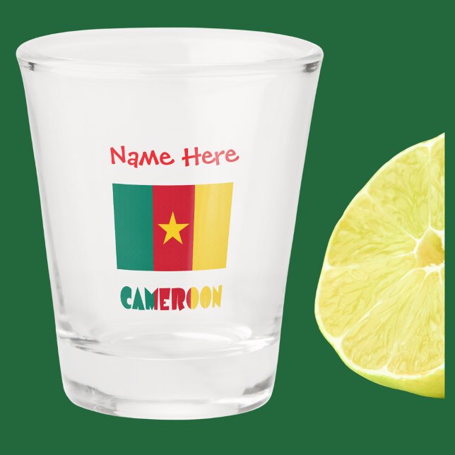 Kamerun Kamerunische Flagge Rot Personalisiert Schnapsglas (Cameroonian Flag on shot glass with word CAMEROON below in flag colors. Ádd name in red text above.)