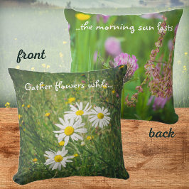 Kamille und Klee Blume auf der grünen Wiese Kissen