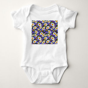 Kamille, wilde Blume: nahtlose Muster. Baby Strampler