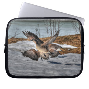 Kampf gegen Gänse in Kanada gegen die Schneewelt Laptopschutzhülle