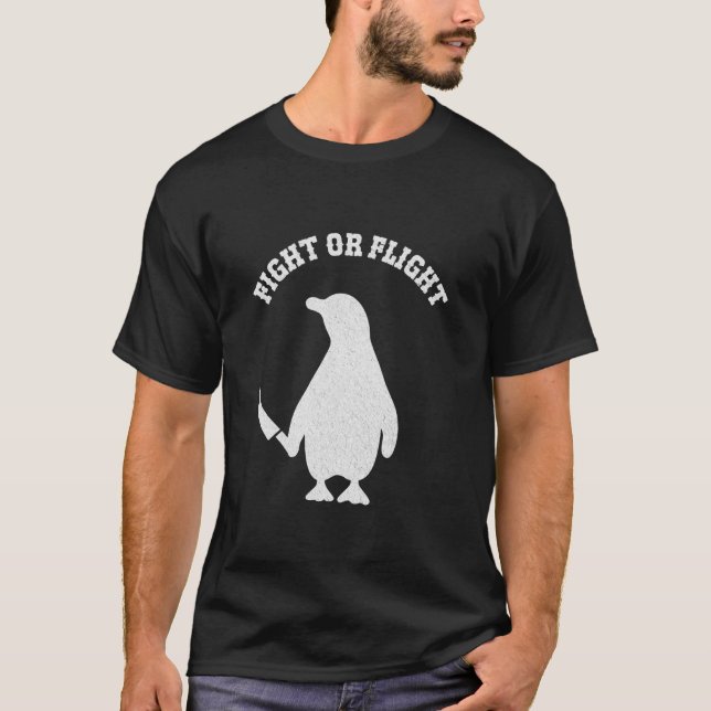 Kampf-oder-Flucht-Meme-Pinguin-mit-Messer-Humor T-Shirt (Vorderseite)