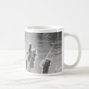Kämpfe am Teich in Schwarz und Weiß Tasse