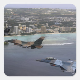 Kämpfende Fliege der Falcons drei F-16 in der Quadratischer Aufkleber