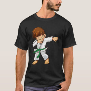Kämpfer mit grünem Gürtel Karate und T-Shirt