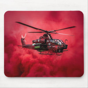 Kampfhubschrauber fliegt über massive Flammen Mousepad