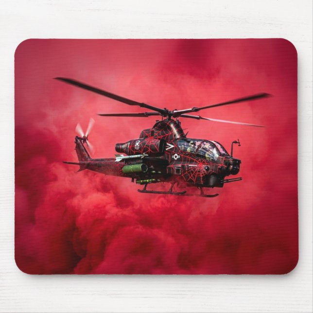 Kampfhubschrauber fliegt über massive Flammen Mousepad (Vorne)