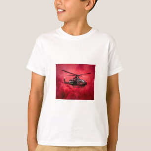 Kampfhubschrauber fliegt über massive Flammen T-Shirt