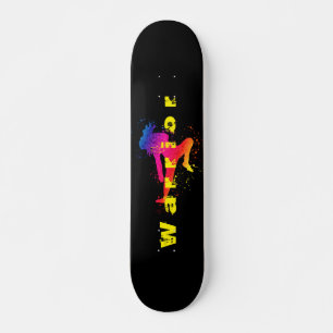 Kampfkunst, hoher Kick, malerischer Schlag Skateboard