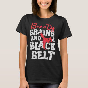 Kampfmädchen Schönheitsgedanken und ein schwarzer T-Shirt