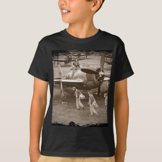 Kampfpiloten in der Ausbildung auf P-47-Bolzen T-Shirt