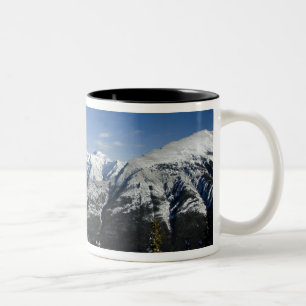 Kanada, Alberta, Banff. Aussicht auf das Bow-Tal Zweifarbige Tasse