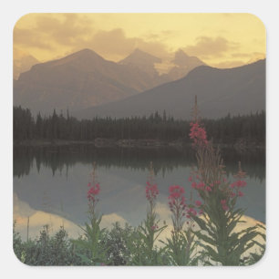 Kanada, Alberta, Banff. Sunrise landschaftlich von Quadratischer Aufkleber