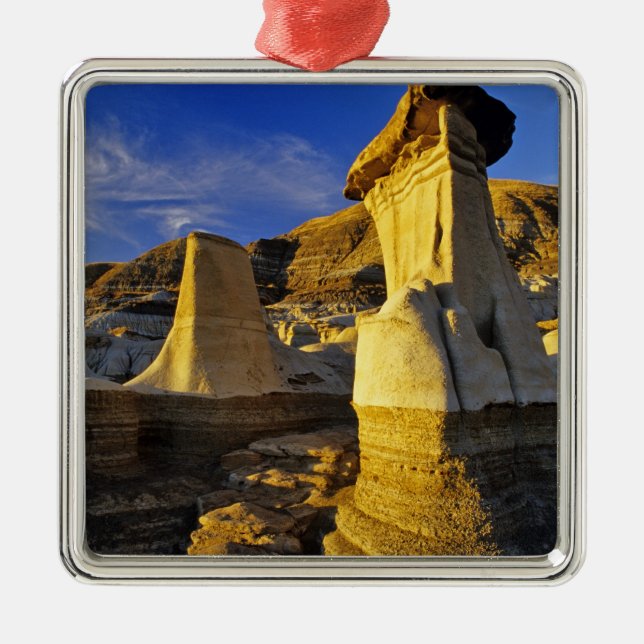 Kanada, Alberta, Drumheller. Hoodoos. Silbernes Ornament (Vorne)