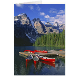 Kanada, Alberta, Moraine Lake. Rote Kanus warten