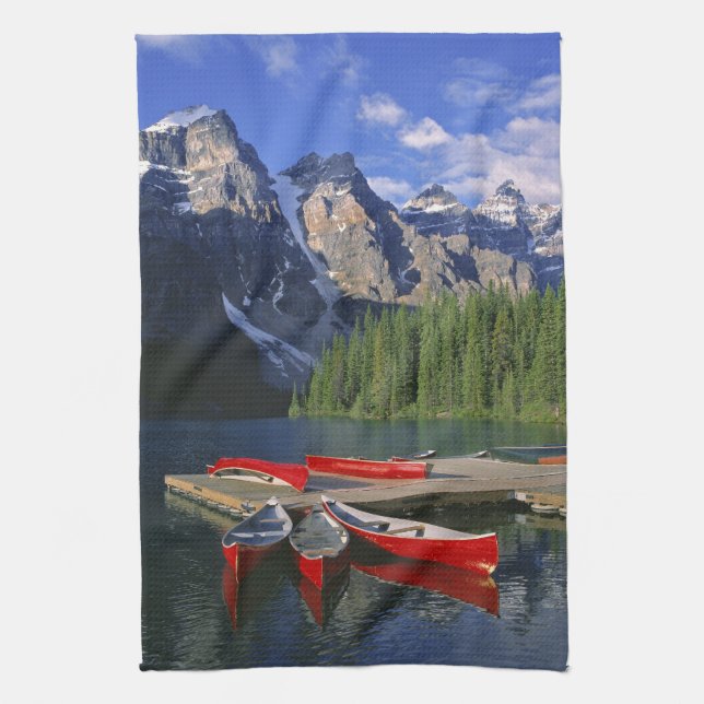 Kanada, Alberta, Moraine Lake. Rote Kanus warten Geschirrtuch (Vertikal)