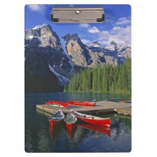 Kanada, Alberta, Moraine Lake. Rote Kanus warten Klemmbrett