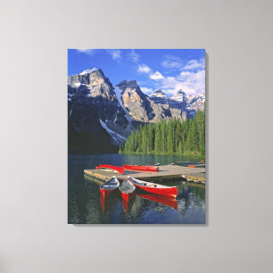 Kanada, Alberta, Moraine Lake. Rote Kanus warten Leinwanddruck