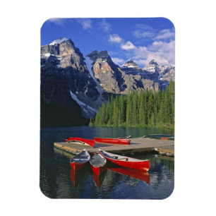 Kanada, Alberta, Moraine Lake. Rote Kanus warten Magnet