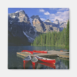Kanada, Alberta, Moraine Lake. Rote Kanus warten Magnet