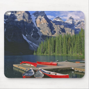 Kanada, Alberta, Moraine Lake. Rote Kanus warten Mousepad