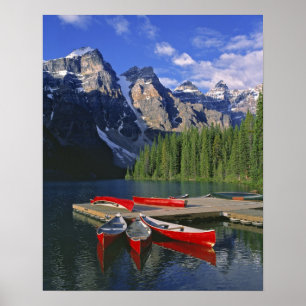 Kanada, Alberta, Moraine Lake. Rote Kanus warten Poster