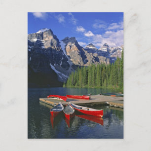 Kanada, Alberta, Moraine Lake. Rote Kanus warten Postkarte