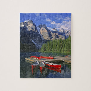 Kanada, Alberta, Moraine Lake. Rote Kanus warten Puzzle
