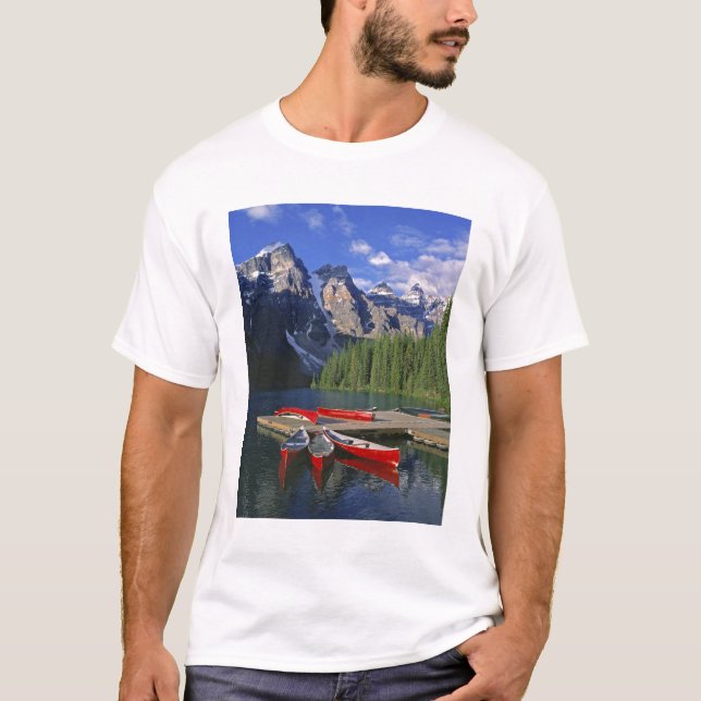 Kanada, Alberta, Moraine Lake. Rote Kanus warten T-Shirt (Vorderseite)