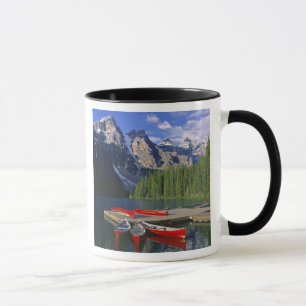Kanada, Alberta, Moraine Lake. Rote Kanus warten Tasse