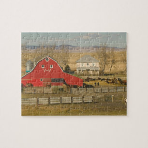 Kanada, Alberta, Pincher Creek: Rote Scheune und R Puzzle