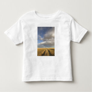 Kanada, Alberta, Stand Off: Landschaft mit Kleinkind T-shirt