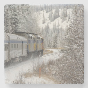 Kanada, Alberta. VIA Rail Schneeszug zwischen Steinuntersetzer