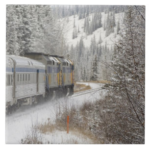 Kanada, Alberta. VIA Rail-Schneezug zwischen Fliese