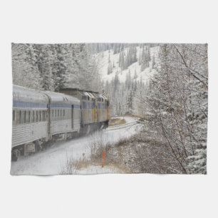 Kanada, Alberta. VIA Rail-Schneezug zwischen Geschirrtuch