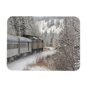 Kanada, Alberta. VIA Rail-Schneezug zwischen Magnet