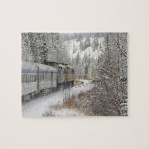 Kanada, Alberta. VIA Rail-Schneezug zwischen Puzzle